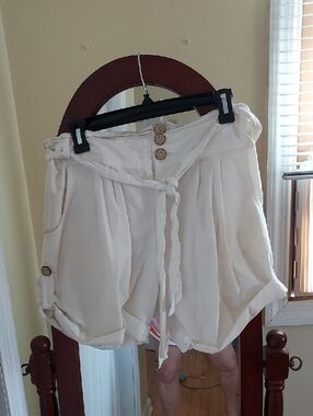 Romeo & Juliet White Shorts Size Med